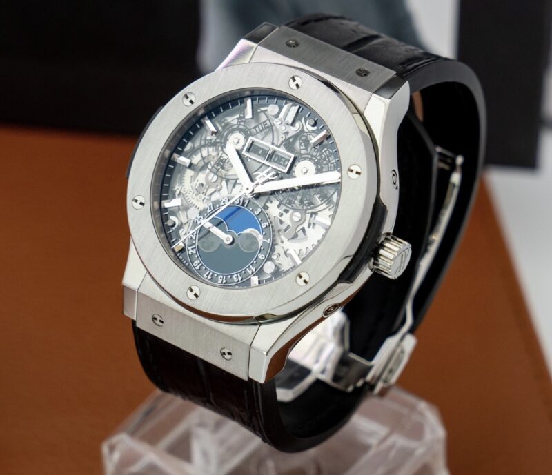 - Đồng hồ qua sử dụng, Full thẻ BH hãng, hộp. - Thiết kế skeleton độc đáo, lịch moonphase tuần trăng - Bộ máy automatic caliber HUB1131 trữ cót 42h, dao động 28800 - Chống nước đến 50 m