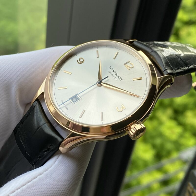 Montblanc Heritage Chronométrie Automatic 114869 •Phiên bản classic mang chất liệu Vàng nguyên khối 18k đến từ gia đình Montblanc tiếp tục được giới thiệu đến cộng đồng yêu thích đồng hồ trải nghiệm, toàn bộ Kim cọc núm bằng vàng 18k nguyên khối Chi tiết thông số: - Tình trạng: Brandnew 100% fullbox, tag, sổ thẻ BHTC chính hãng Montblanc - Size 40mm, độ mỏng 8mm - Chất liệu: Vàng hồng đúc nguyên khối 18k cực đầm - Bộ Máy: Automatic MontBlanc Caliber MB 24.09 bền bỉ trữ cót 42h - Thuộc dòng Heritage - phiên bản classic cổ điển: 3 kim chỉ giờ, phút, giây (kim màu xanh) - Mặt trắng sữa, chải tia cực kỳ đẹp và sang trọng, kim giây nung xanh - Kính shapphire nguyên khối chống xước tuyệt đối - Chịu nước : 30m Giá new store hãng đang bán ~ 220 tr