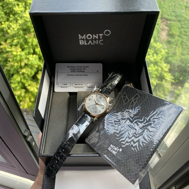 Montblanc Heritage Chronométrie Automatic 114869 •Phiên bản classic mang chất liệu Vàng nguyên khối 18k đến từ gia đình Montblanc tiếp tục được giới thiệu đến cộng đồng yêu thích đồng hồ trải nghiệm, toàn bộ Kim cọc núm bằng vàng 18k nguyên khối Chi tiết thông số: - Tình trạng: Brandnew 100% fullbox, tag, sổ thẻ BHTC chính hãng Montblanc - Size 40mm, độ mỏng 8mm - Chất liệu: Vàng hồng đúc nguyên khối 18k cực đầm - Bộ Máy: Automatic MontBlanc Caliber MB 24.09 bền bỉ trữ cót 42h - Thuộc dòng Heritage - phiên bản classic cổ điển: 3 kim chỉ giờ, phút, giây (kim màu xanh) - Mặt trắng sữa, chải tia cực kỳ đẹp và sang trọng, kim giây nung xanh - Kính shapphire nguyên khối chống xước tuyệt đối - Chịu nước : 30m Giá new store hãng đang bán ~ 220 tr